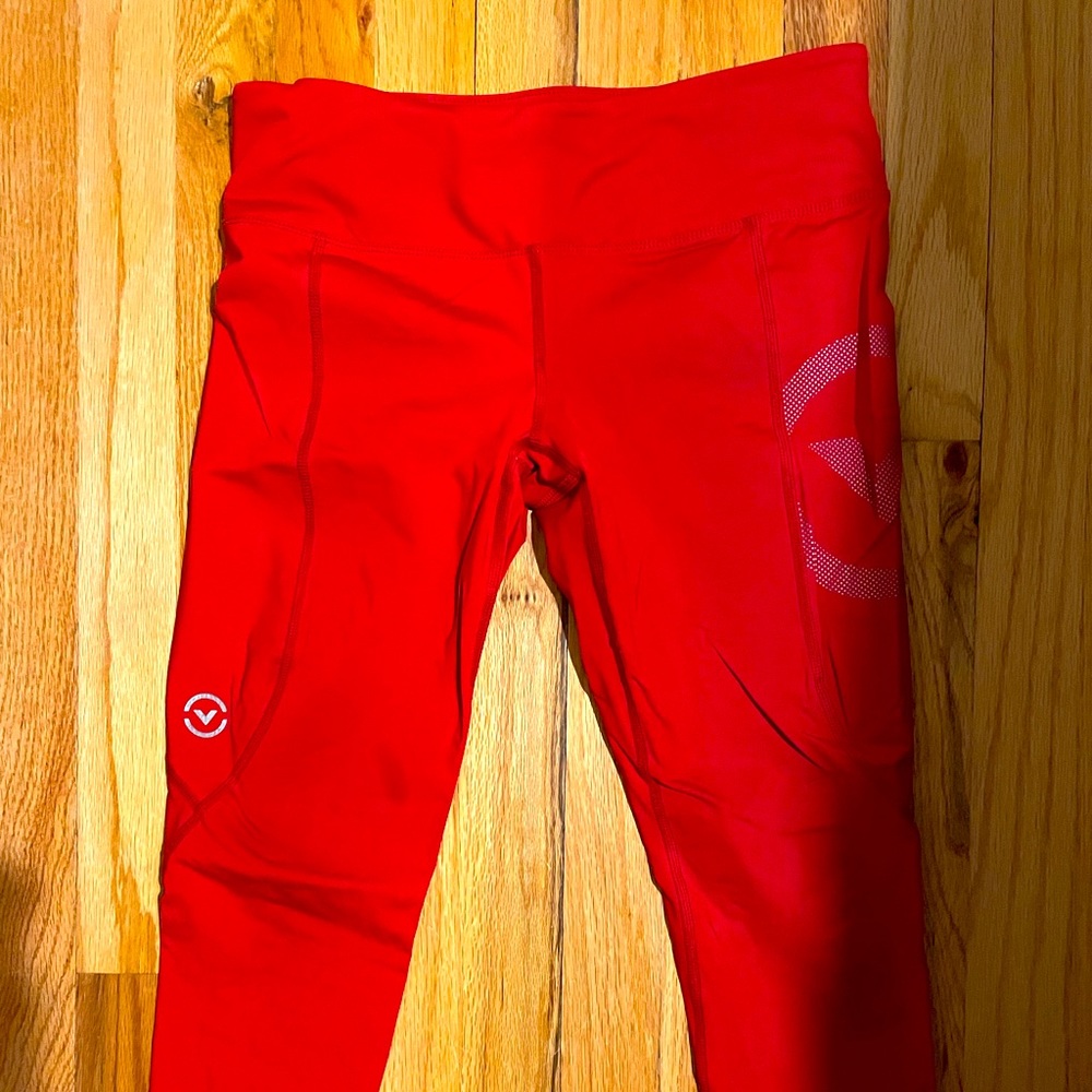 Virus Crop Performance Leggings